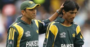 Akram urges Aamir to gain weight for becoming a great bowler